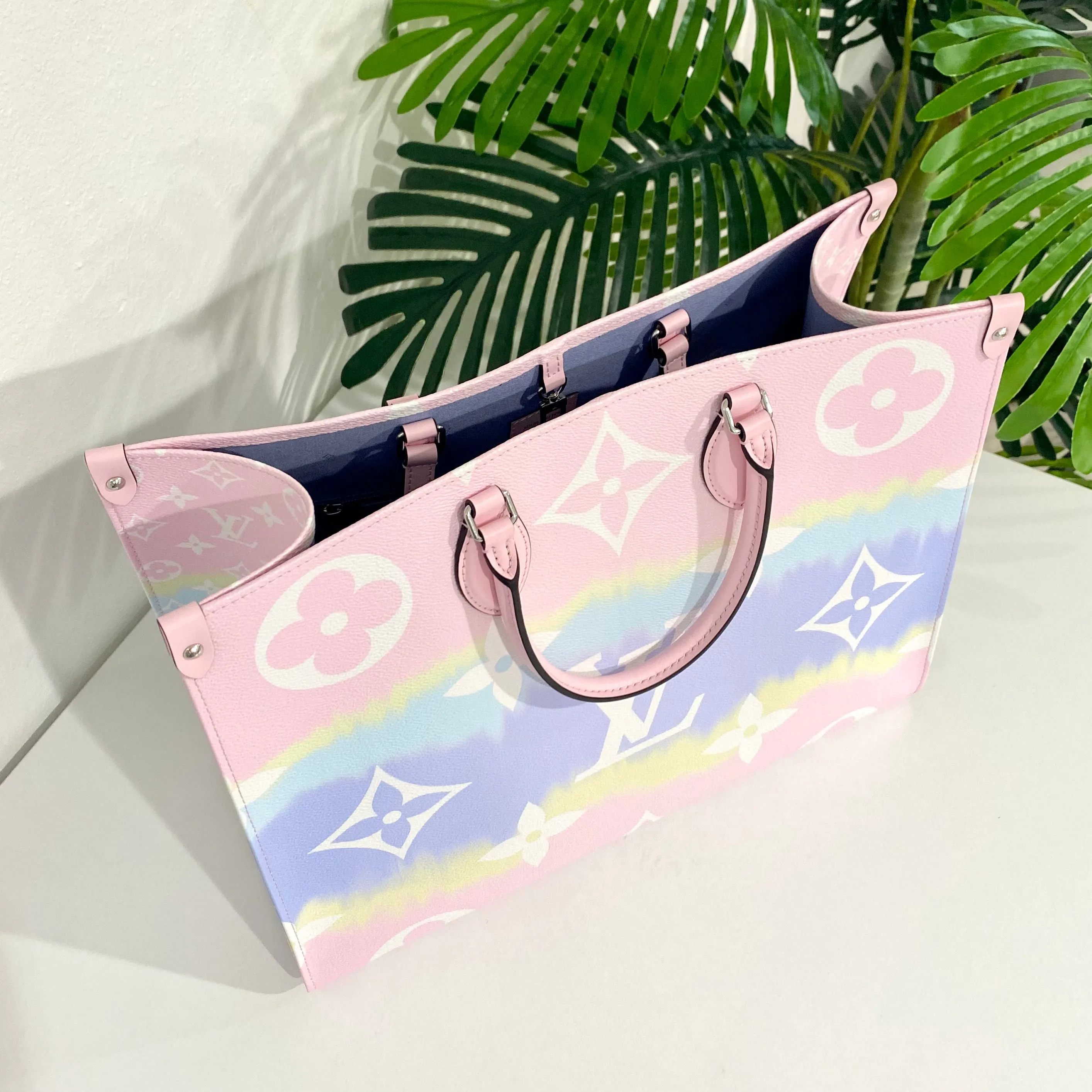 NEW Louis Vuitton Pastel Escale OnTheGo Tote GM