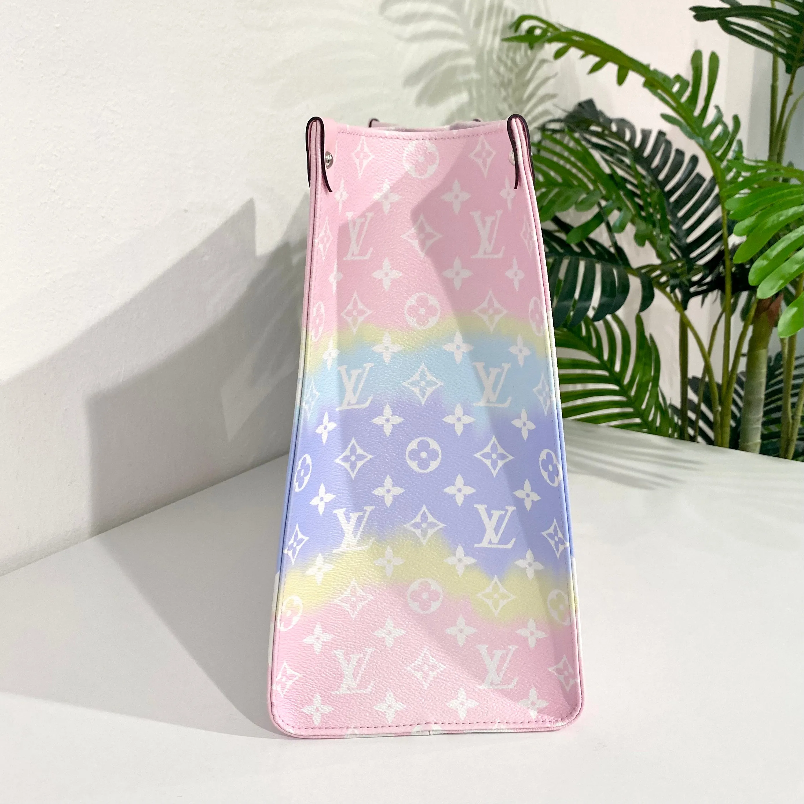 NEW Louis Vuitton Pastel Escale OnTheGo Tote GM