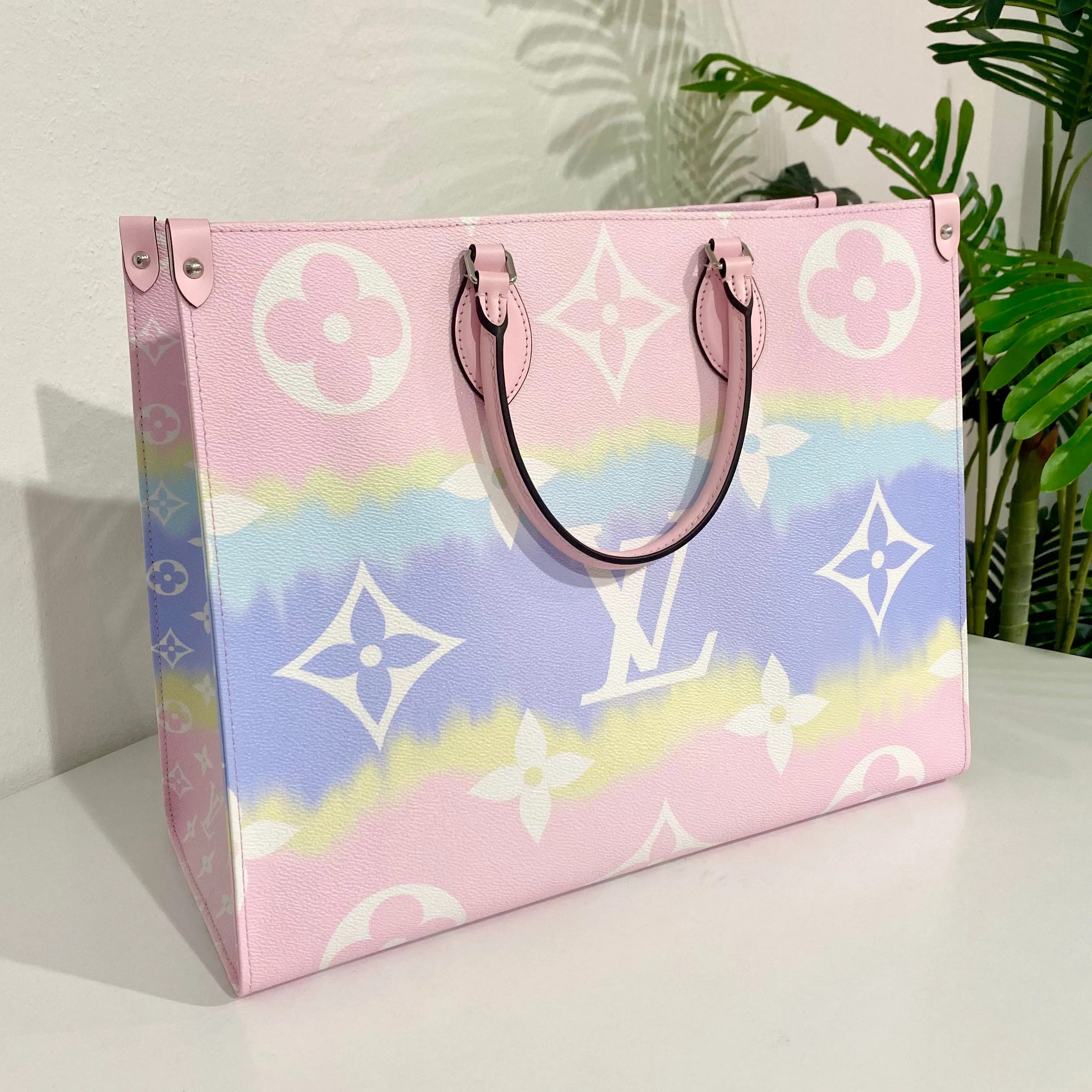 NEW Louis Vuitton Pastel Escale OnTheGo Tote GM