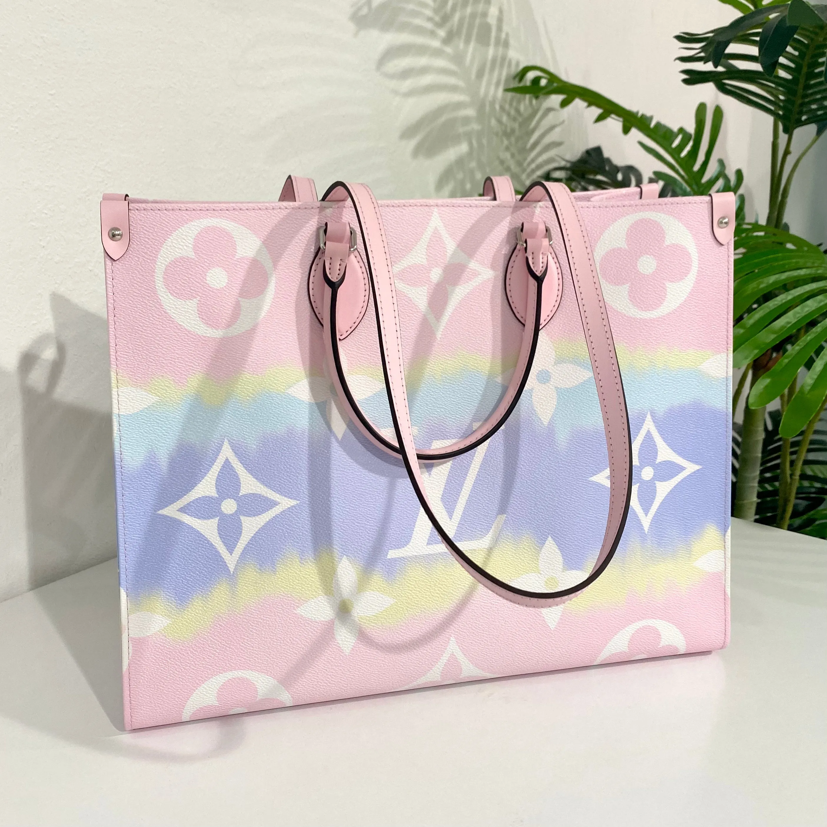 NEW Louis Vuitton Pastel Escale OnTheGo Tote GM