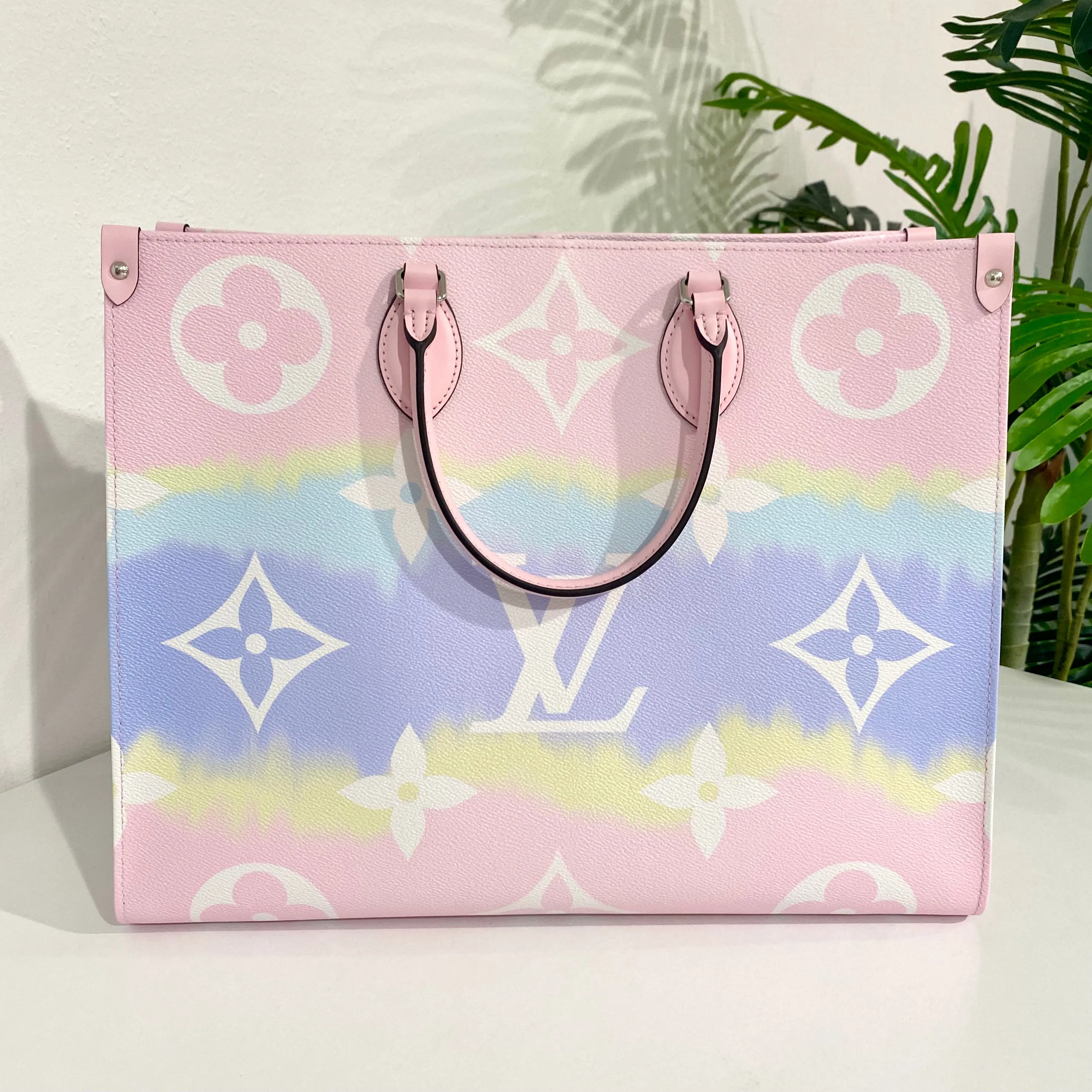 NEW Louis Vuitton Pastel Escale OnTheGo Tote GM