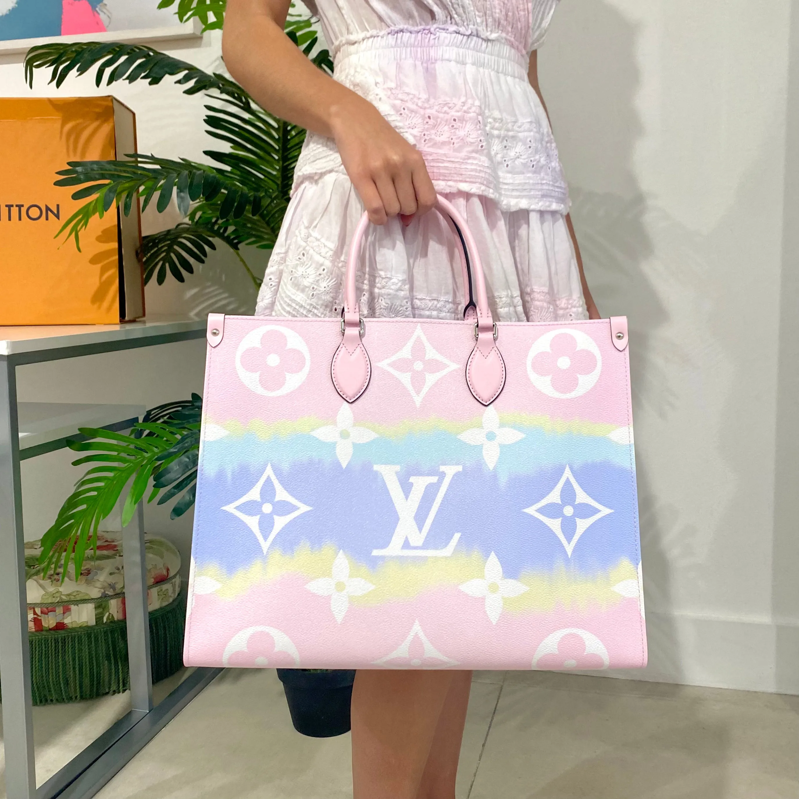 NEW Louis Vuitton Pastel Escale OnTheGo Tote GM